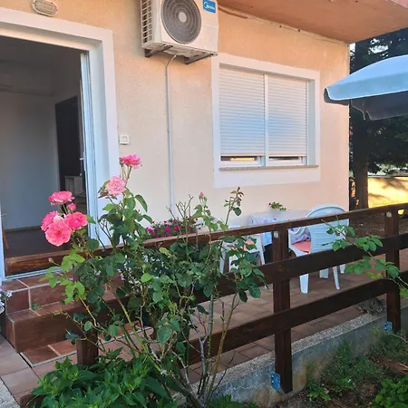 アパート Apartments Pomer ポメル